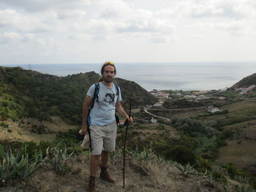 Nacho com a Praia de Malbusca no fundo