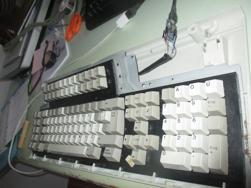 Teclado IBM M122 abierto con adaptador Soares ya instalado